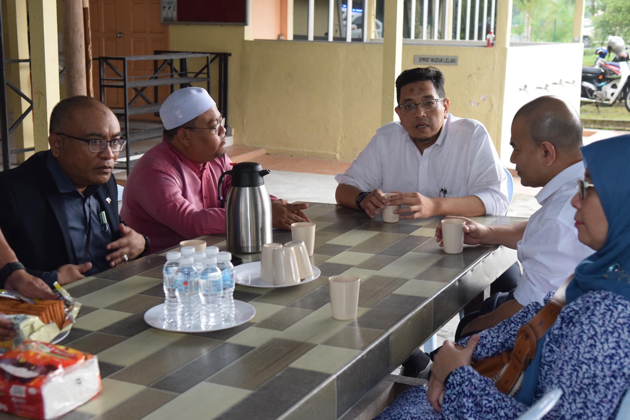 YBhg. Dato' Professor Dr. Ahmad Farhan Mohd Sadullah, the 10th Vice Chancellor of Universiti Putra Malaysia visited areas around campus on his first day.